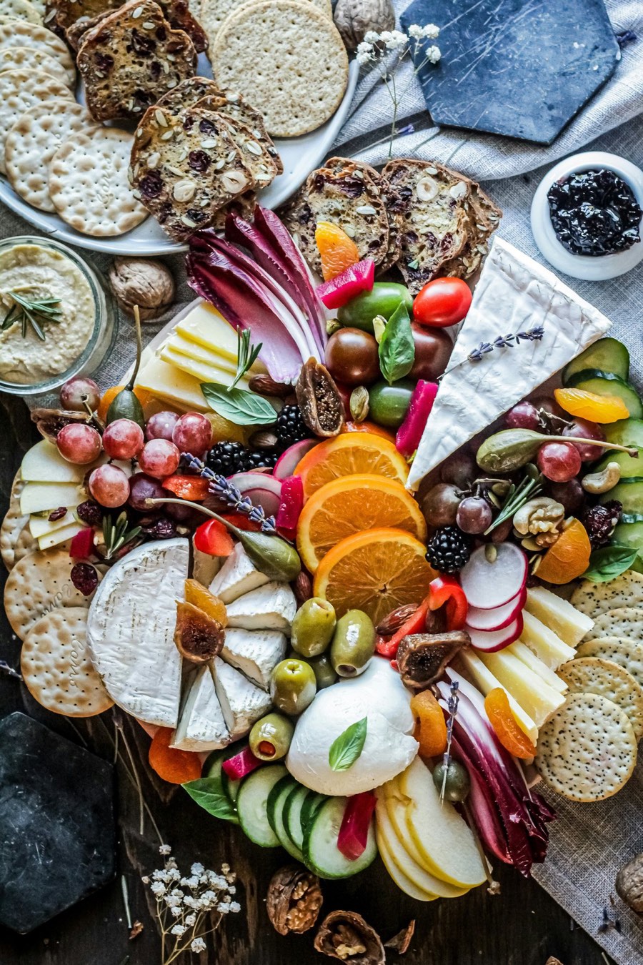 Royale borrelplank met groenten, fruit en dips