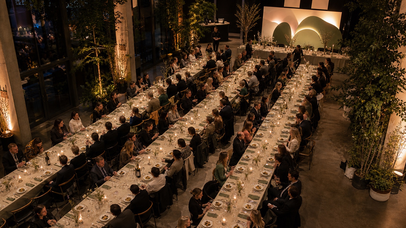 Zakelijk merkevent met lange gedekte tafels en gasten