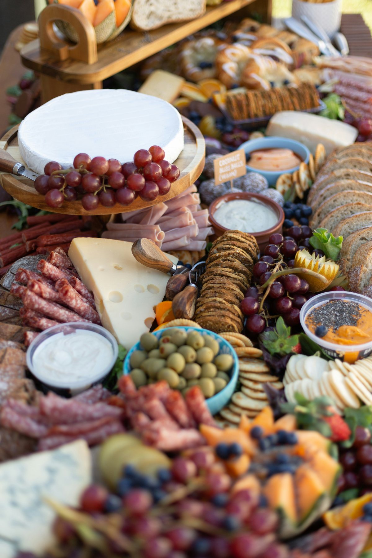 Royale borreltafel met kaas, fruit en brood