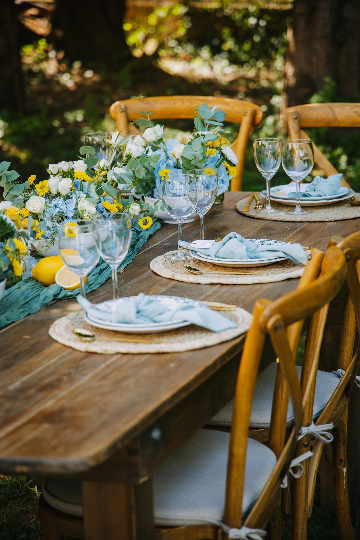 Tafel in de tuin met veldbloemen en servies
