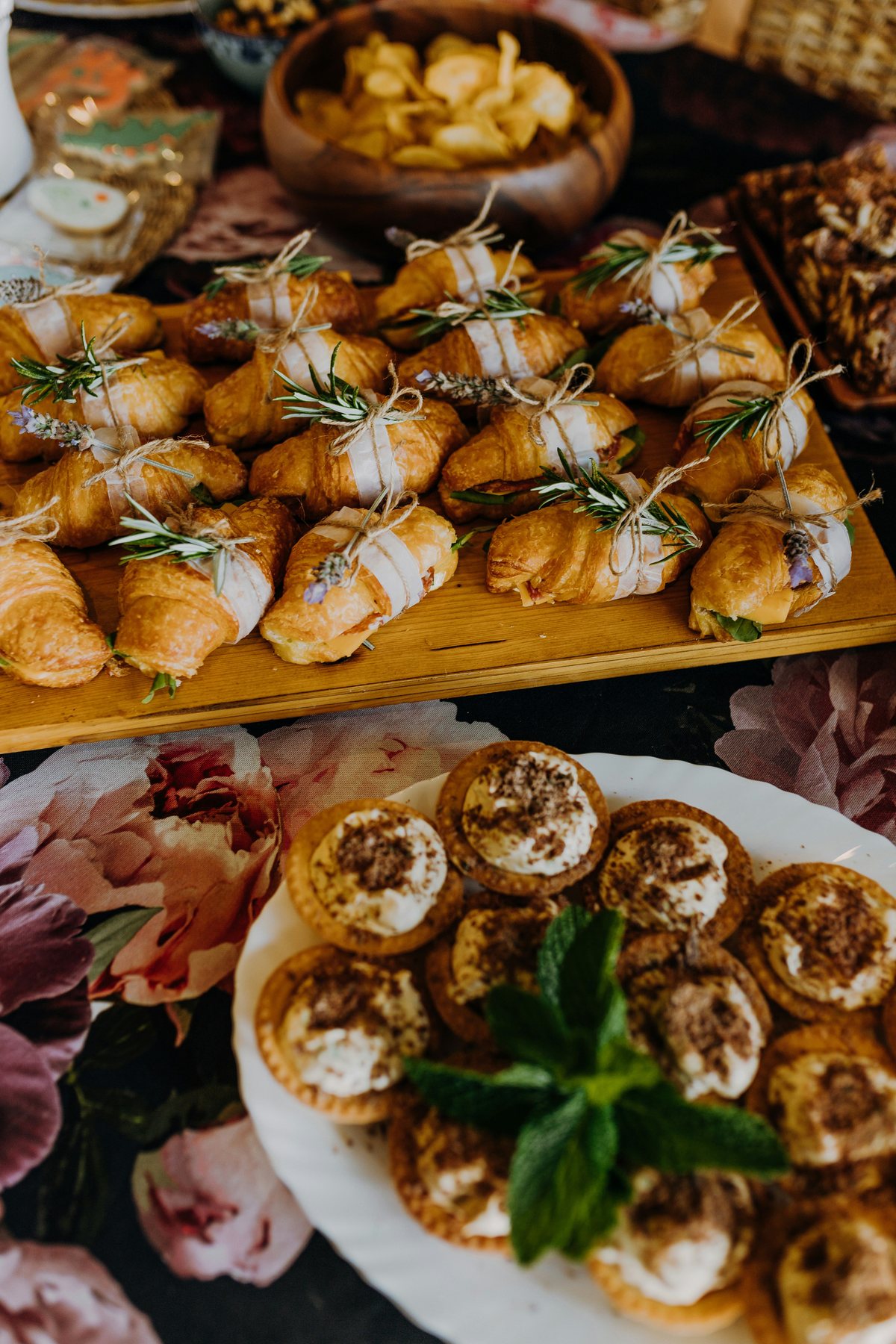 Hartige crostini en kleine bites op een buffet