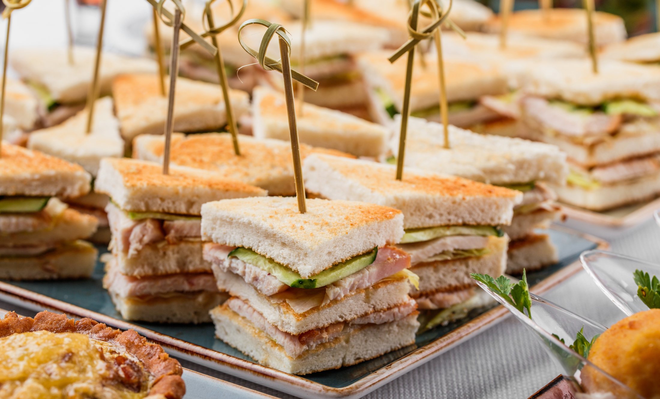 Verzorgde lunch met belegde sandwiches