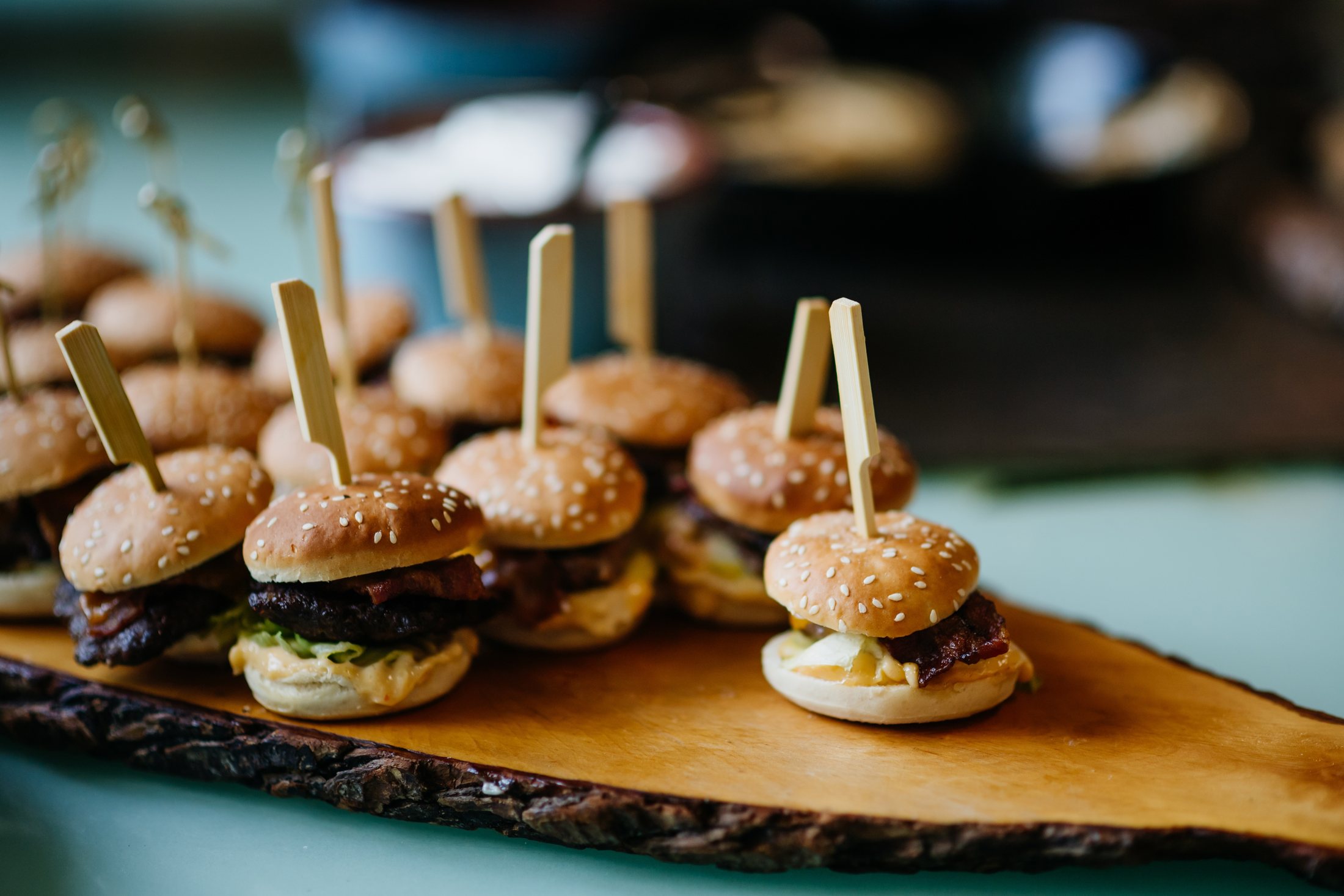 Mini burgers als borrelhapjes voor een zakelijke bijeenkomst