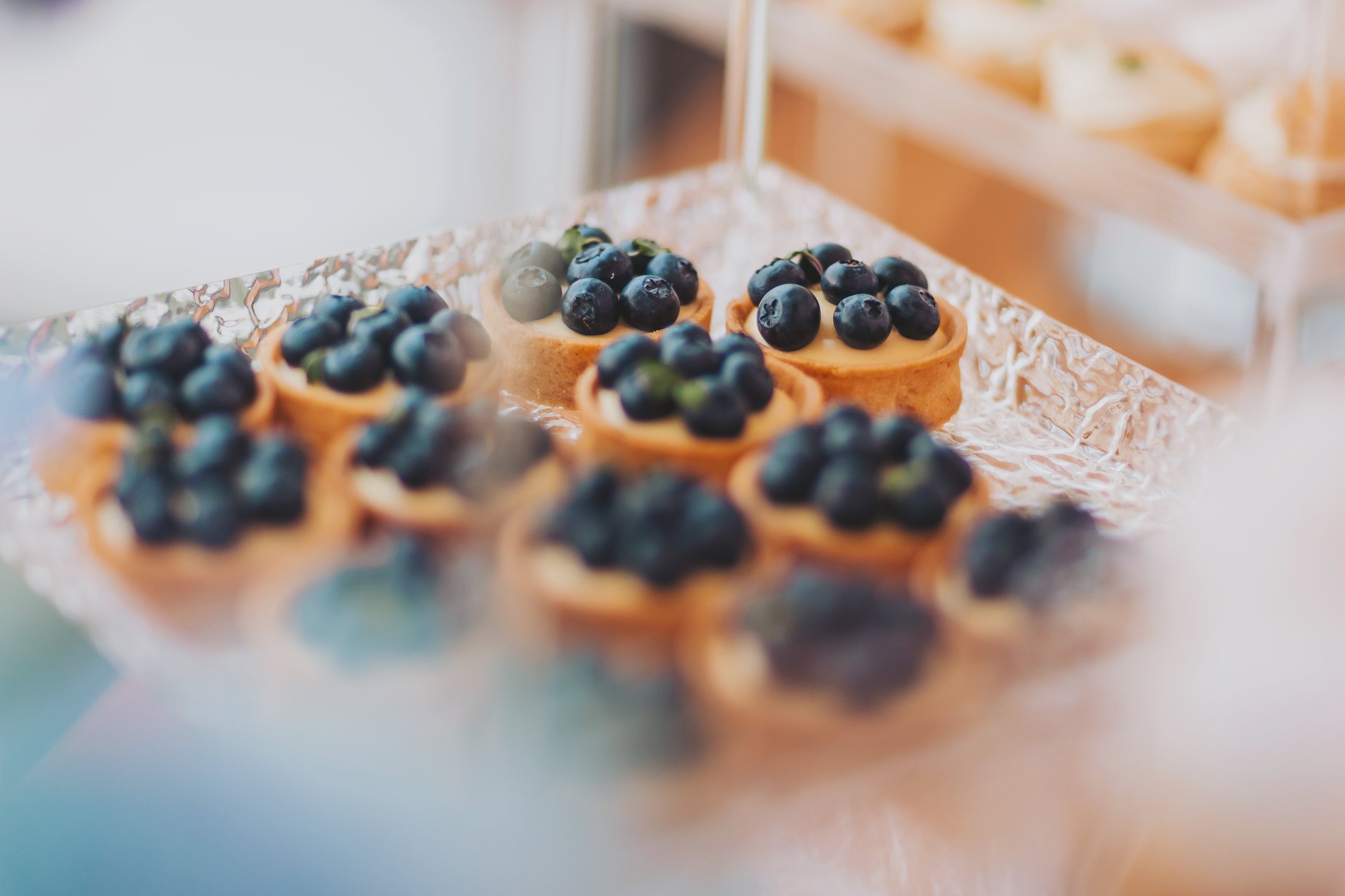 Kleine tartelettes met blauwe bessen voor bij de koffie